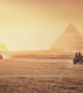 Per squad along the pyramids of Egypt