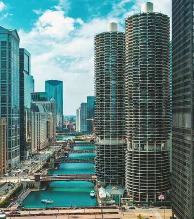 Chicago River with boats and traffic from above in the morning