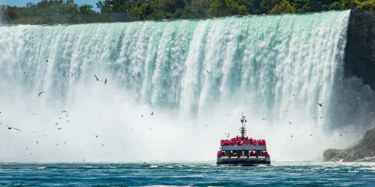 Niagara & Museum of Glass tour - Boat at Niagara falls