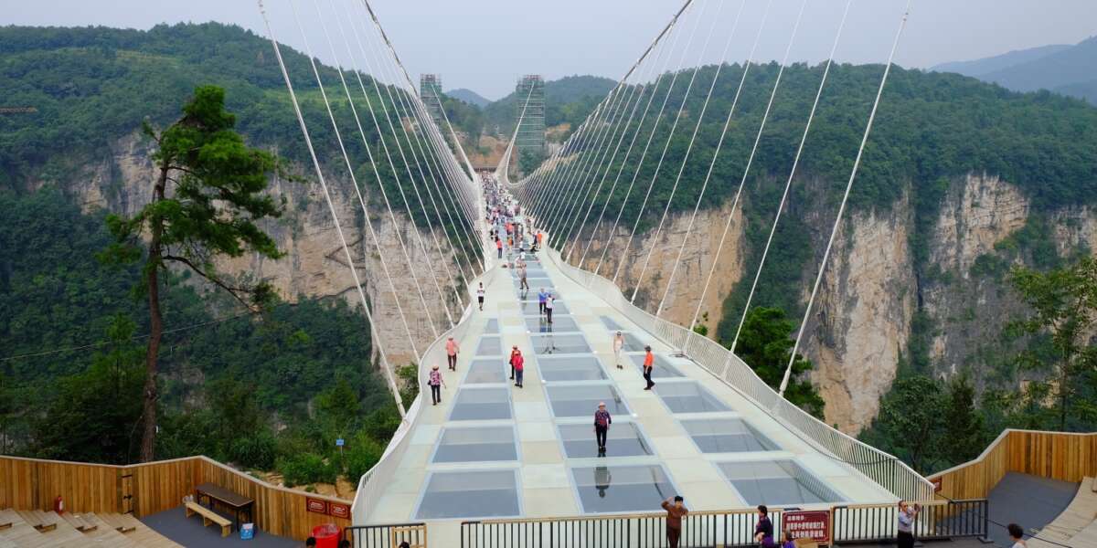 Zhangjiajie's National Forest Park The Grand Canyon of Zhangjiajie skywalk Glass-bottom Bridge