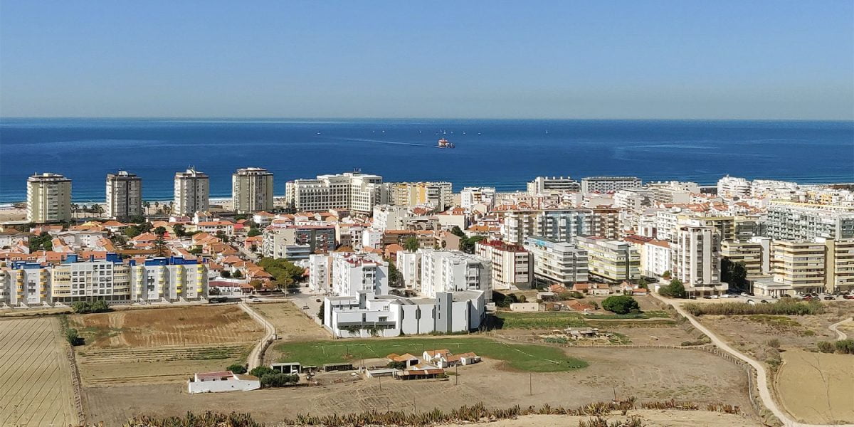 Costa de Caparica Real Estate - <a href="https://commons.wikimedia.org/wiki/File:Costa_da_Caparica,_Lisboa.jpg">macielle</a>, <a href="https://creativecommons.org/licenses/by-sa/4.0">CC BY-SA 4.0</a>, via Wikimedia Commons