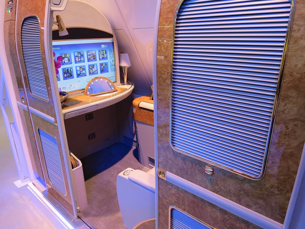 Emirates A380 First Class Suite ITB 2017  <a href="https://commons.wikimedia.org/wiki/File:Emirates_A380_First_Class_Suite_ITB_2017_(1).JPG">Travelarz</a>, <a href="https://creativecommons.org/licenses/by-sa/3.0/pl/deed.en">CC BY-SA 3.0 PL</a>, via Wikimedia Commons