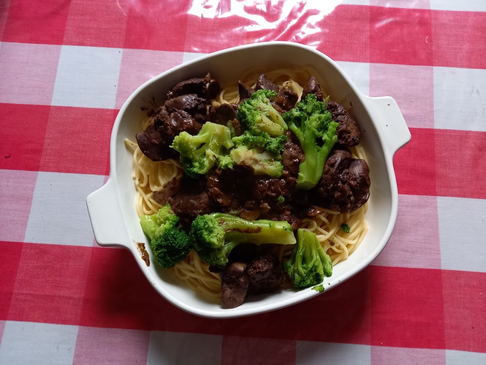 Spaghette with chicken livers in Balsemico and with broccoli.